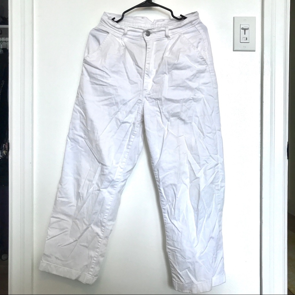 White Levi’s pants
